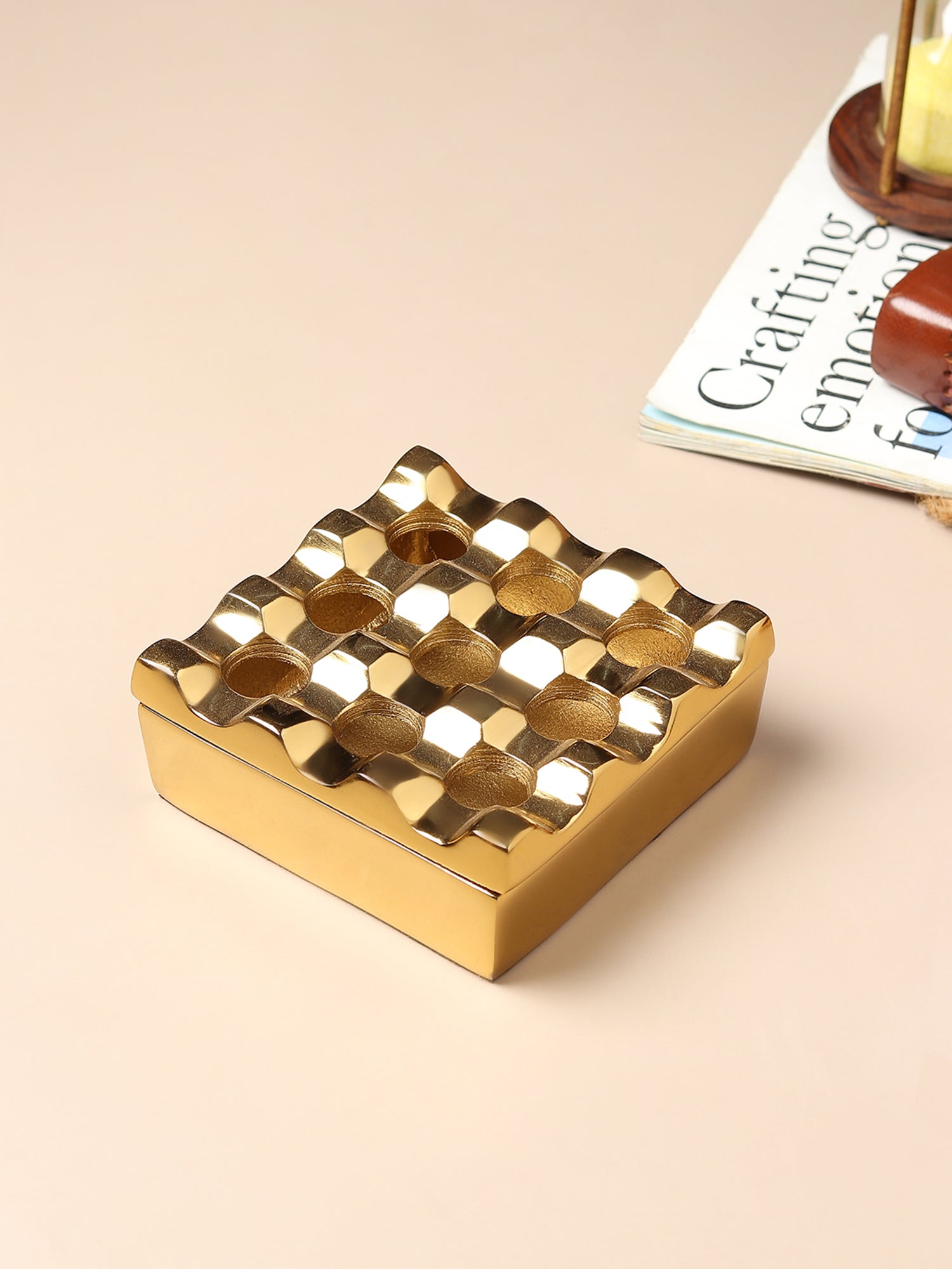 Alaric’s ashtray in gold