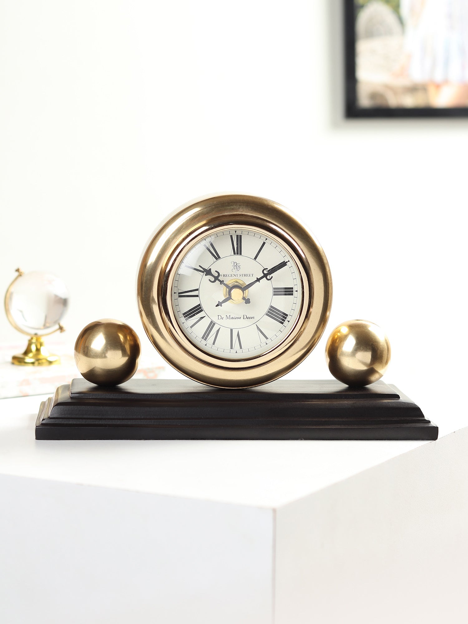 Orbitron table clock
