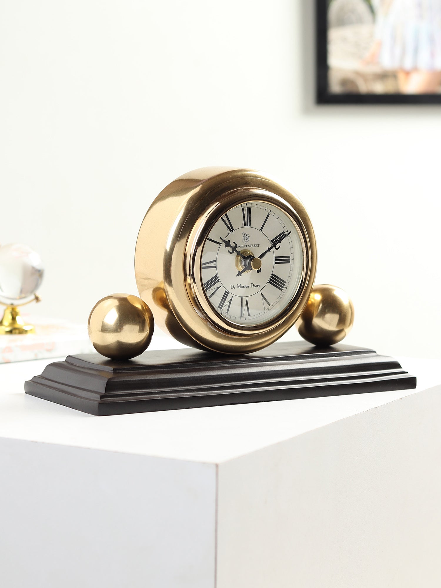 Orbitron table clock