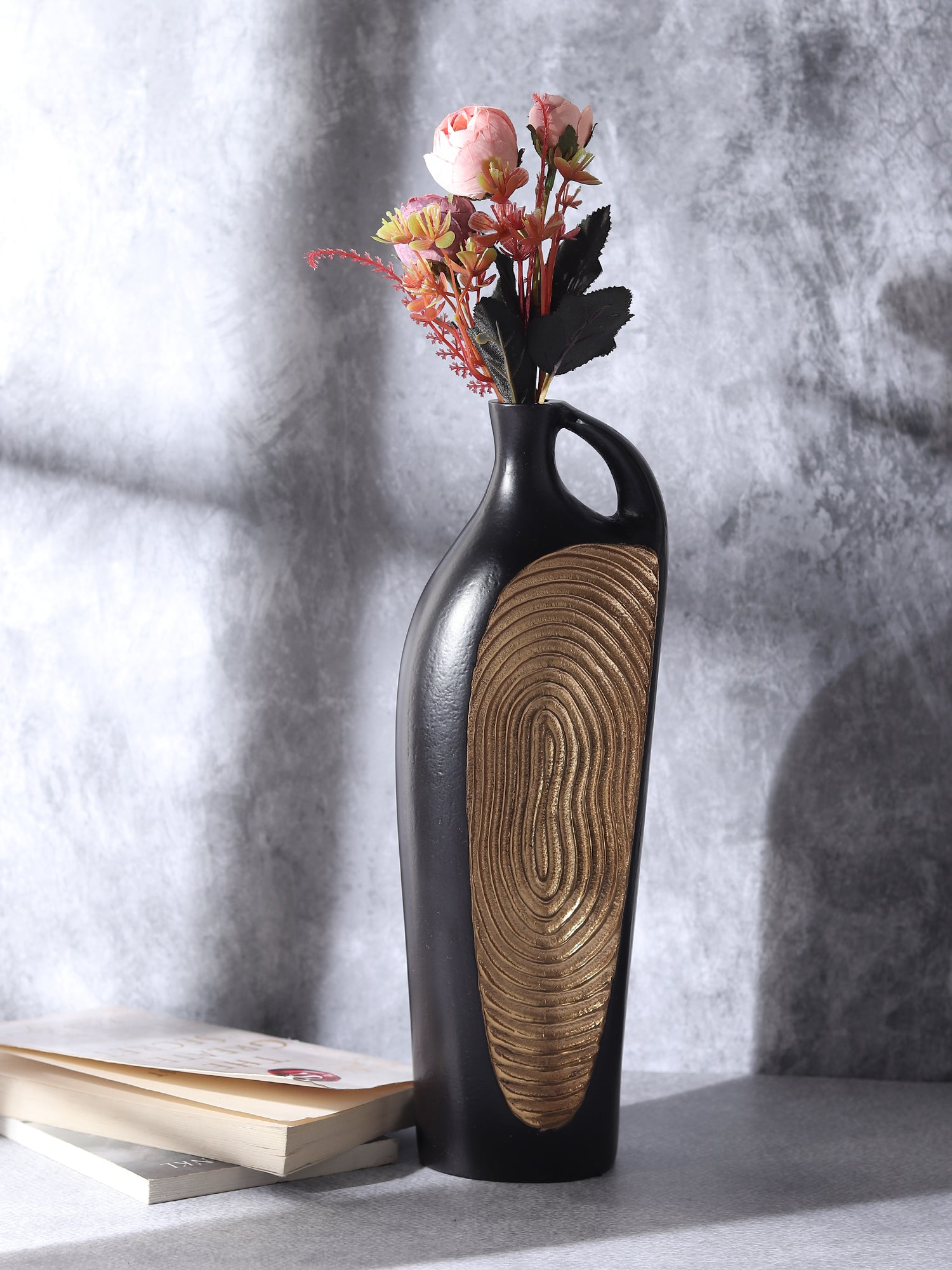 Alloy Art Vase in Black & Gold