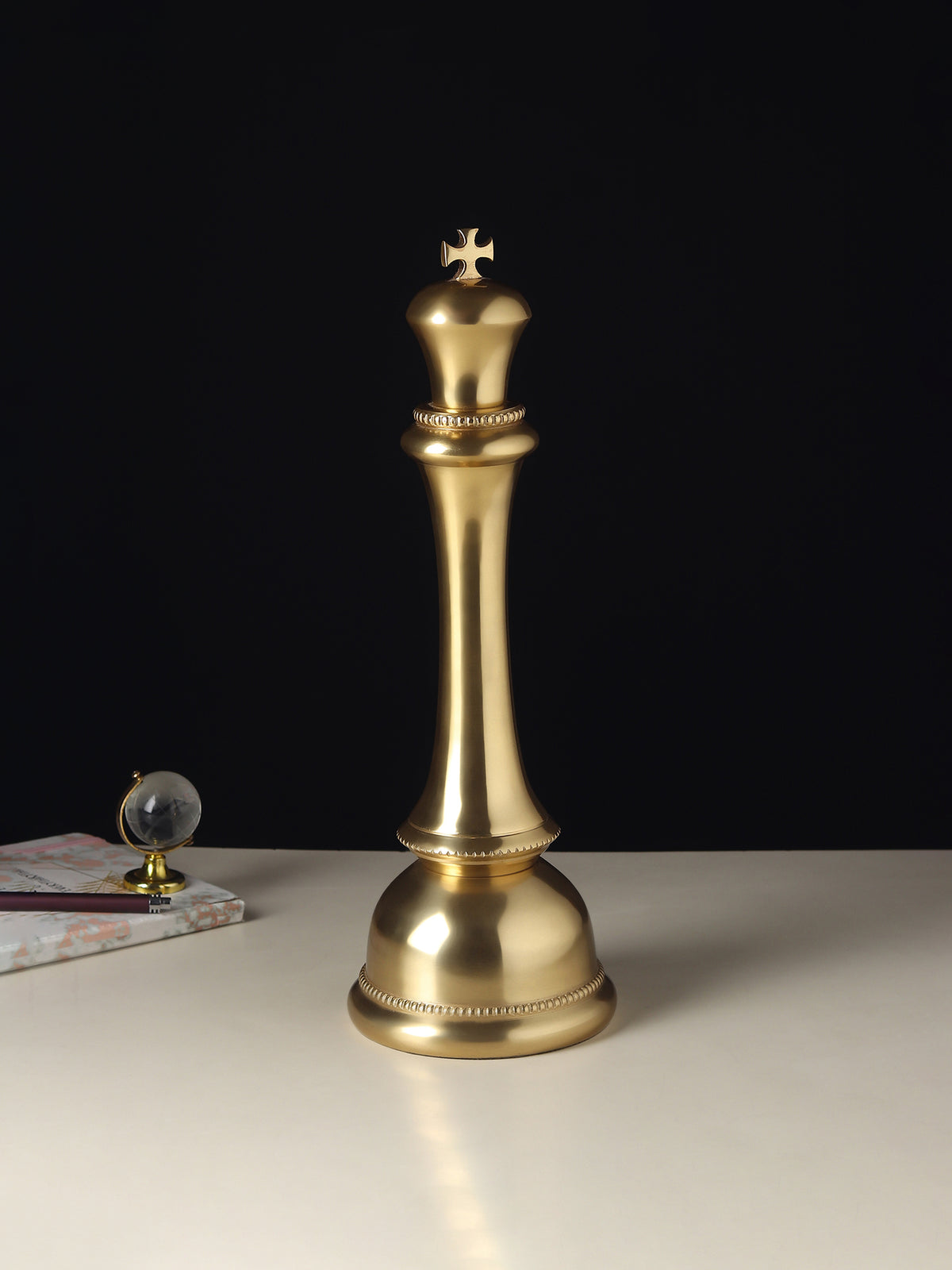 Zyntar Oversized Queen Chess Decorative
