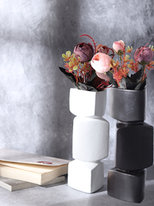 Verti Ceramic Vase set in Black & White