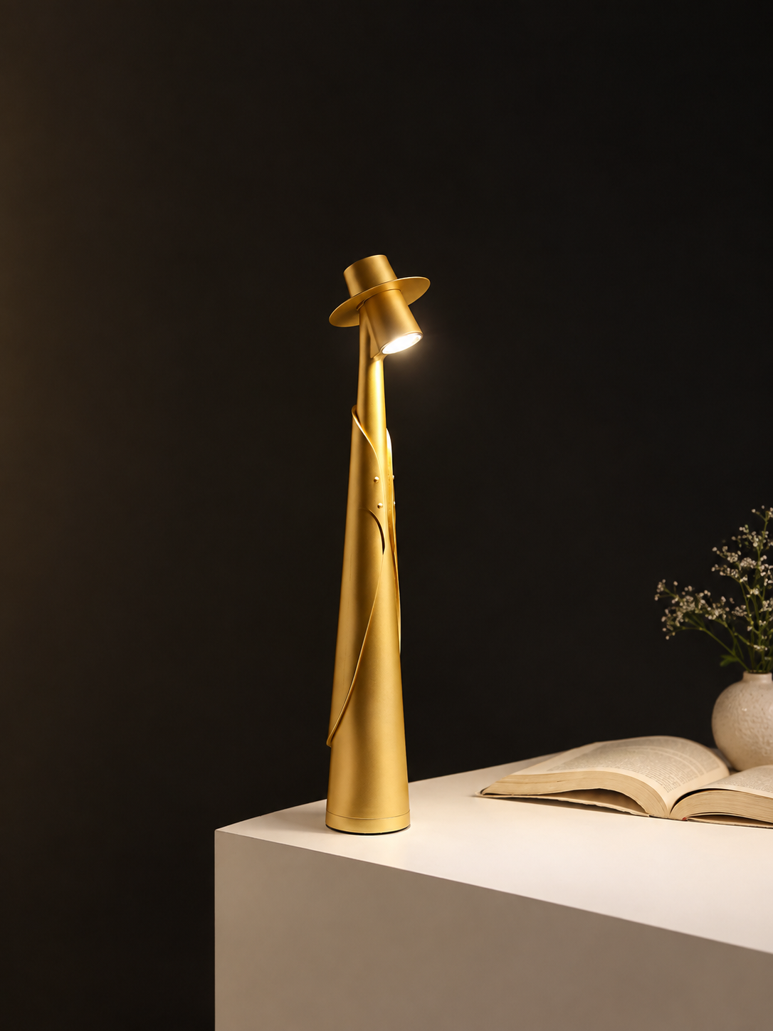 Baron Fedora Gold Touch Lamp