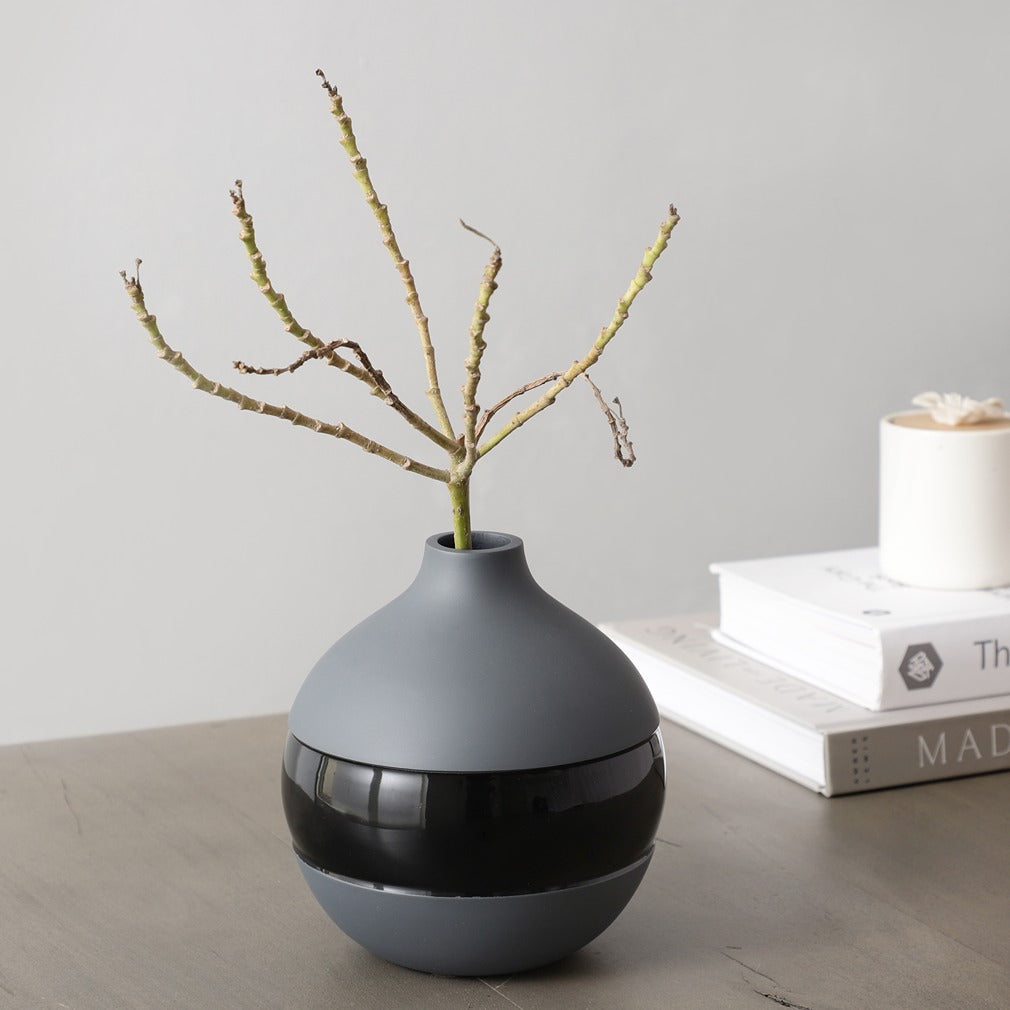 Klova Graphite Enamel Vase