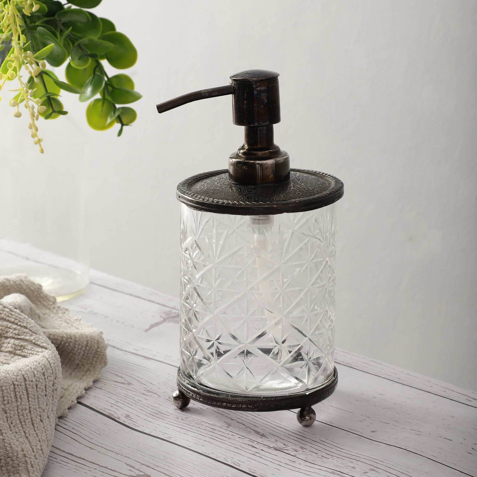 Kreng Crystal Cut dispenser in Black