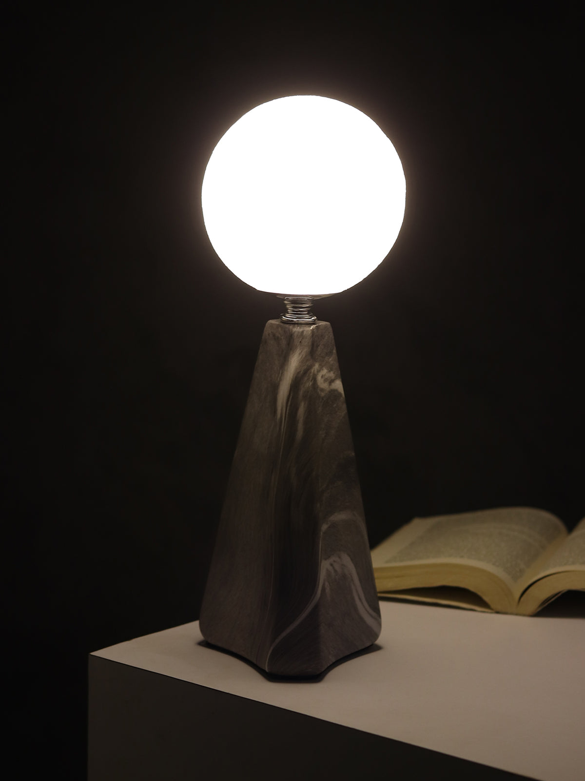 Slope Forme Grey Table lamp