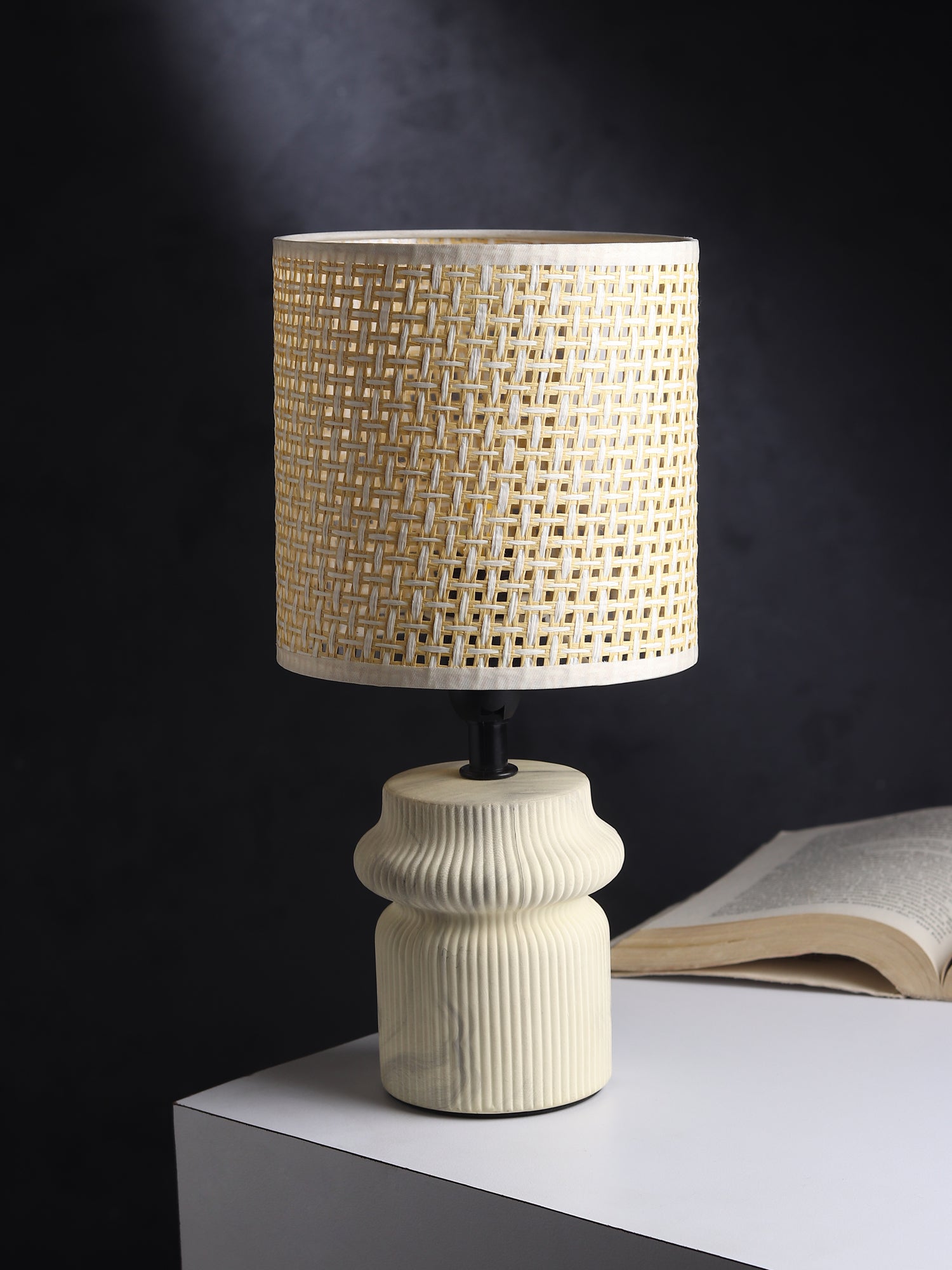 Ruffle Forme Beige Table Lamp