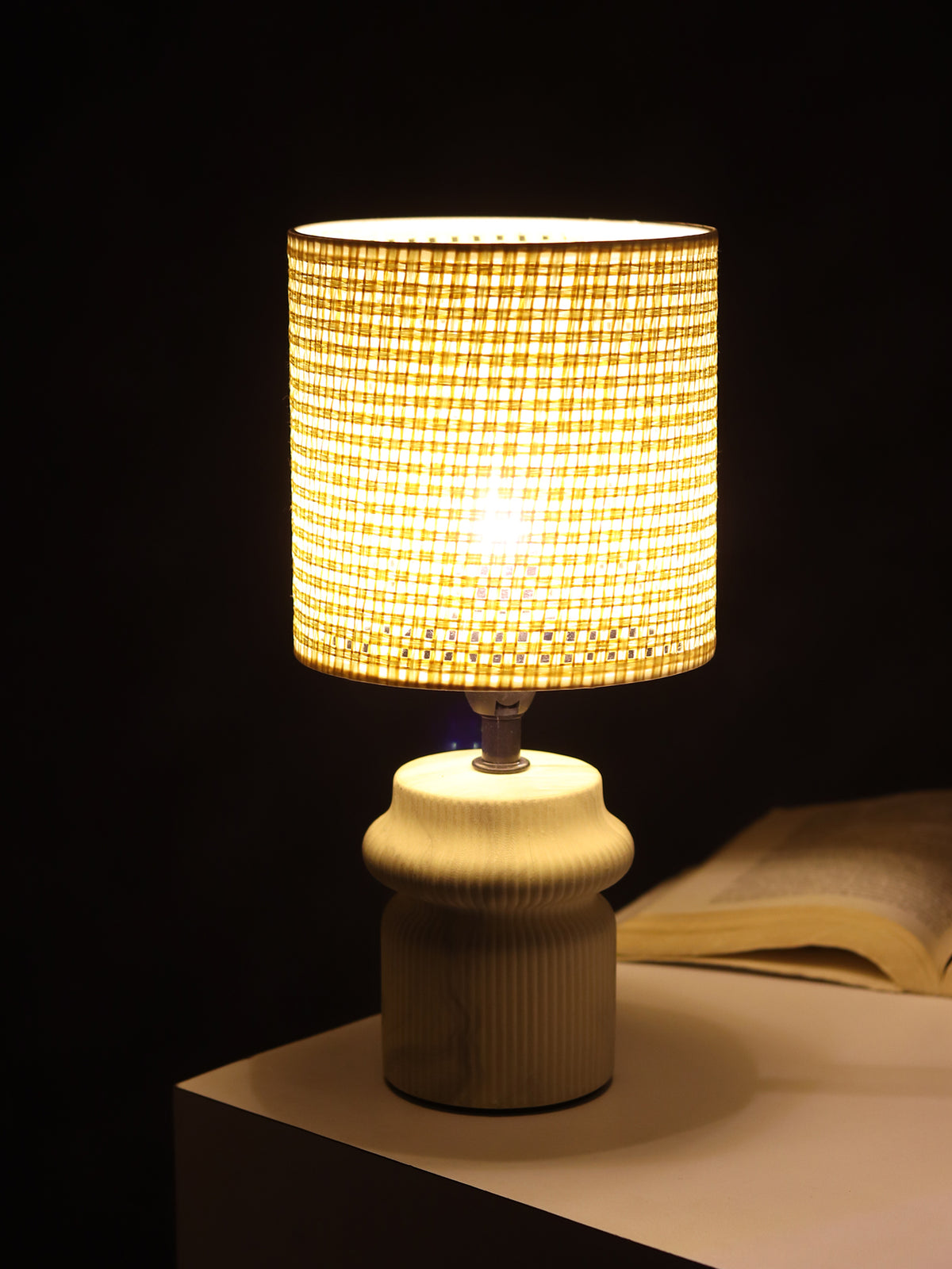 Ruffle Forme Beige Table Lamp
