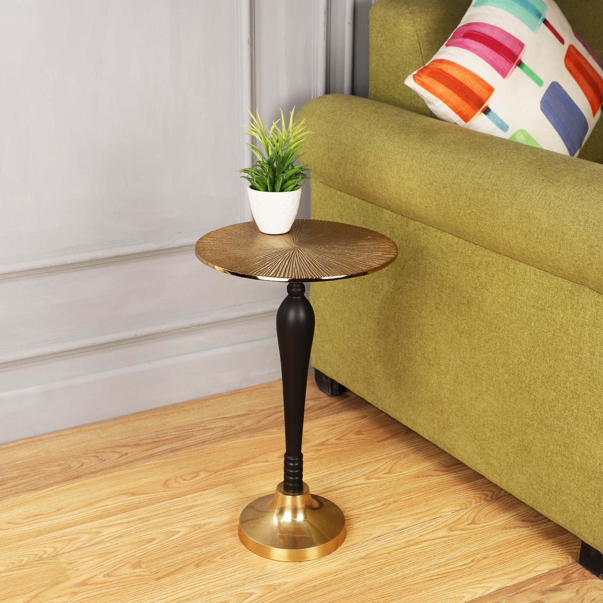 The Carla Side Table in Classical design in black & Gold Finish