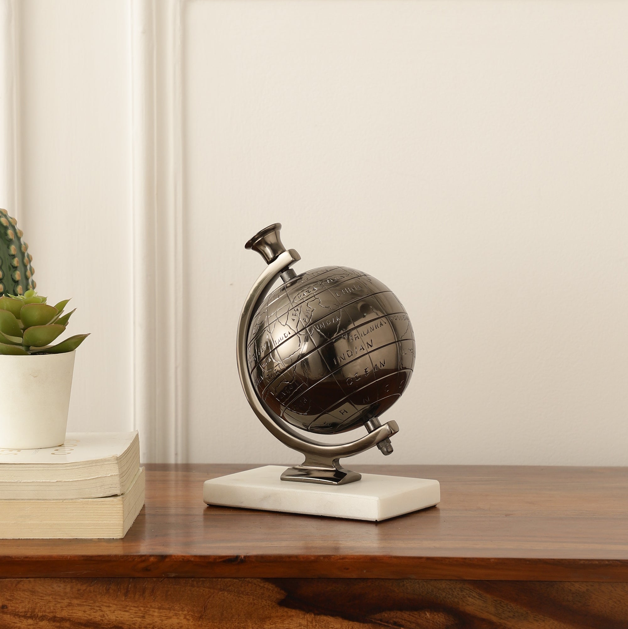 Miniature Metal Earth Black with White Marble Base