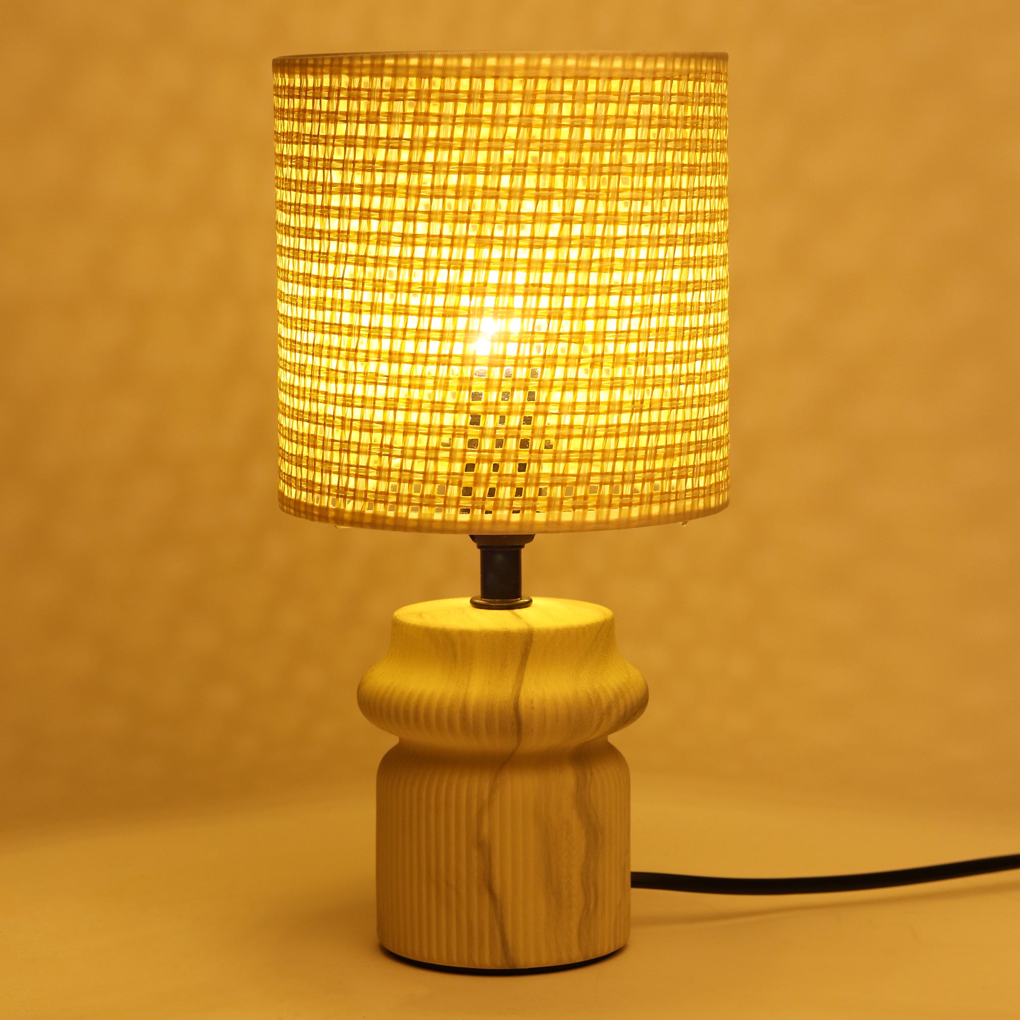 Ruffle Forme Beige Table Lamp